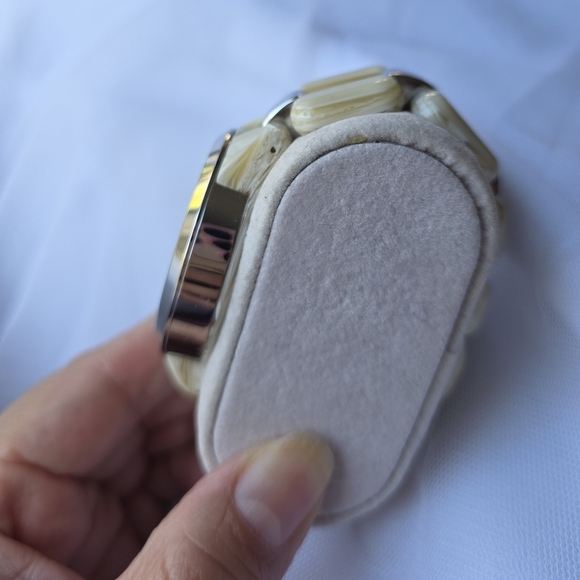 Michael KorsMichael Kors Round Silver and White Horn Watch, 43mm - Picture 3 of 10